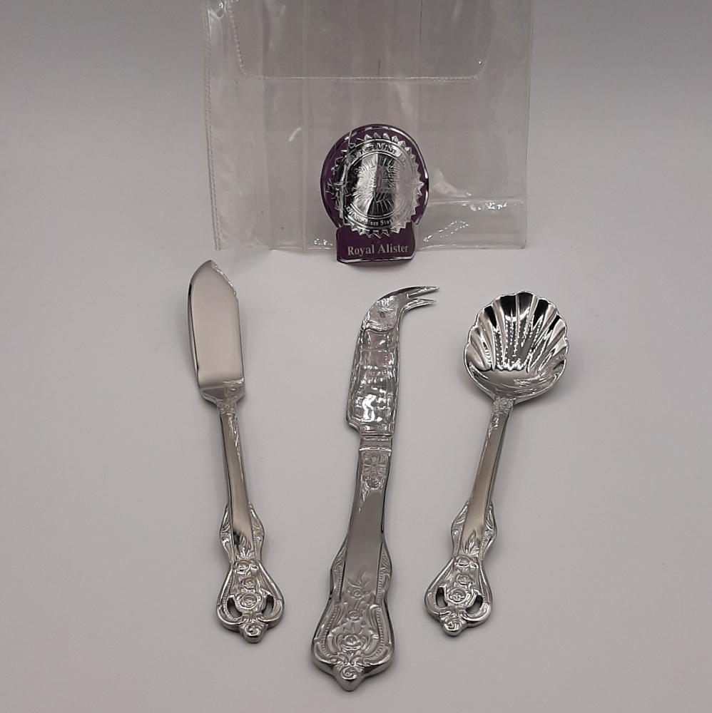 NEW Heritage Mint Ltd ROYAL ALISTER Stainless 18/10 Silverware Two Knives Spoon